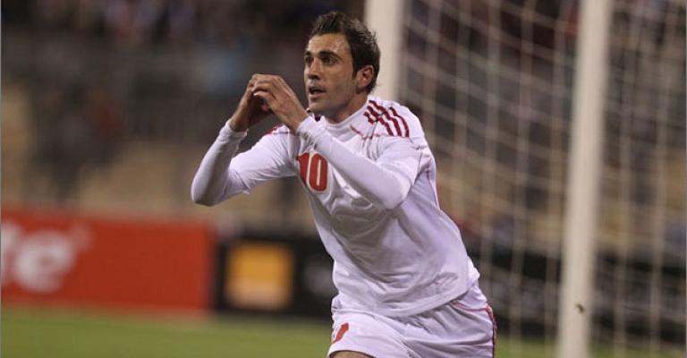 نجم المنتخب الوطني أحمد هايل في العناية المركزة