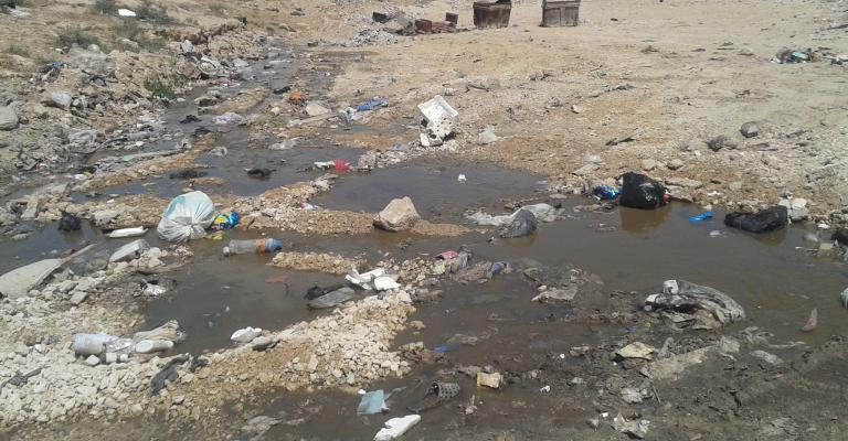 مستنقع للمياه العادمة بالرصيفة و"مياهنا" تتهم البلدية