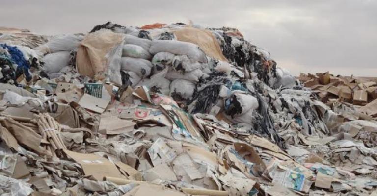 الحلابات: "مكب" لمخلفات مصانع الألبسة يفتك بالزرع والماشية