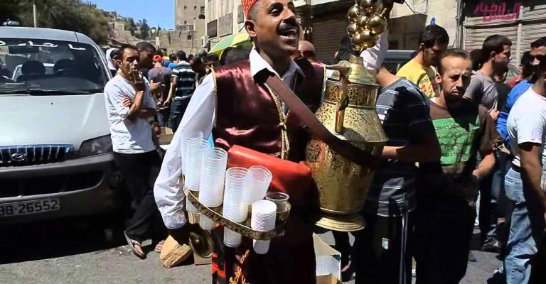 بائع التمر هندي بالزرقاء.. متعة للناظرين ولذة للشاربين