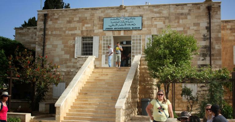 ضعف دعم "الآثار" يدفعها للمساعدات الخارجية