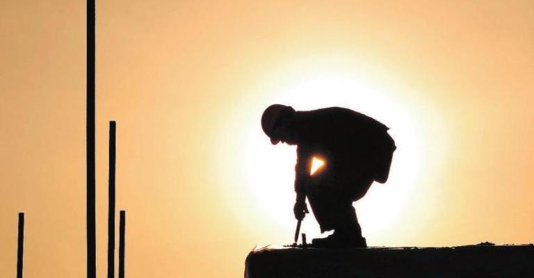 أطباء يحذرون من خطورة التعرض المباشر لأشعة الشمس أطباء يحذرون من خطورة التعرض المباشر لأشعة الشمس