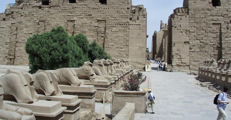 انفجار سيارة مفخخة في الأقصر بمصر