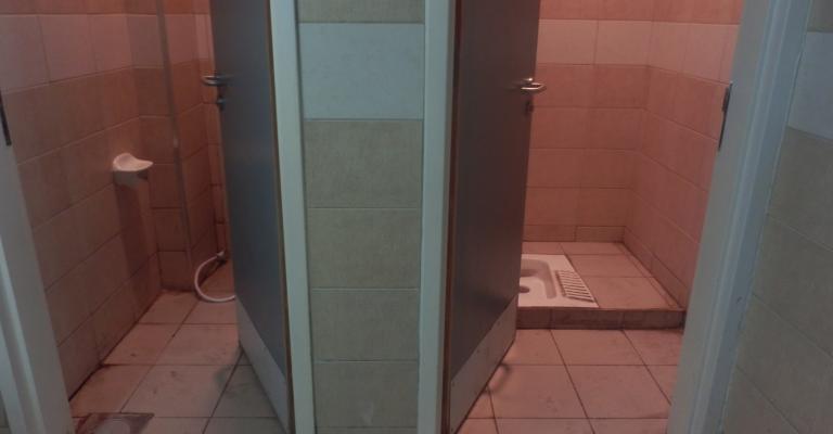 تحسن النظافة بمراحيض عيادات المستشفى الحكومي بعد تقرير "هنا الزرقاء"