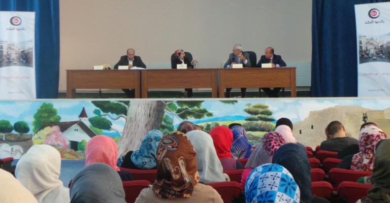 مشاركون في مناظرة لراديو البلد: المطلوب إيجاد سلطة وطنية تراقب تطبيق اللامركزية