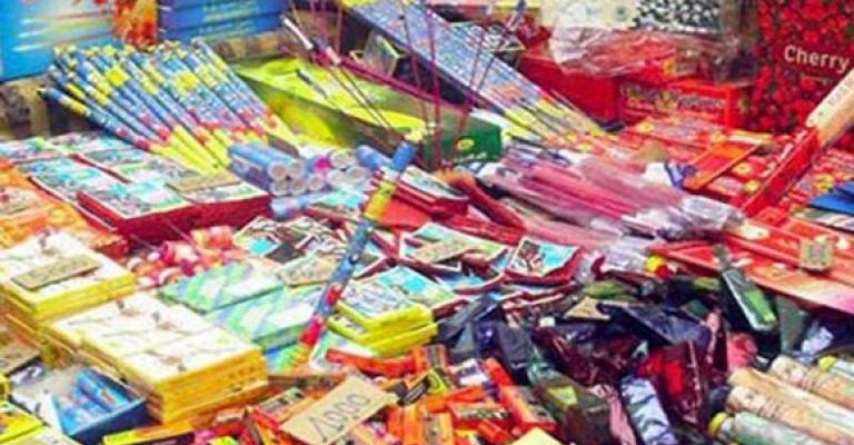 انتشار تجارة الألعاب النارية رغم تشديد إجراءات منعها انتشار تجارة الألعاب النارية رغم تشديد إجراءات منعها