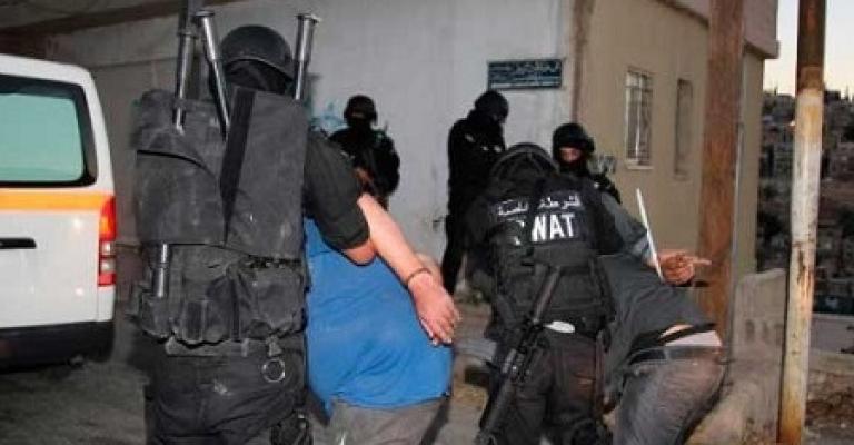 القبض على مطلوبين بقضايا سرقات ومخدرات