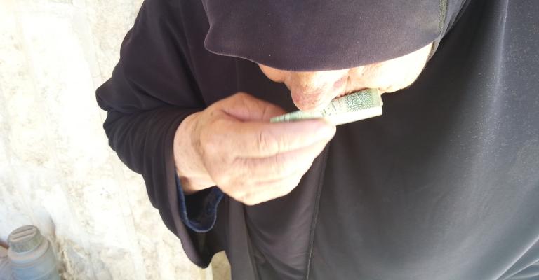 سر العجوز "أم عطيه" منظفة ادراج البنايات بالزرقاء