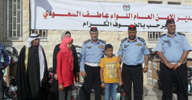 "الأنوار الخيرية" توزع طرود الخير على الأسر الفقيرة بدعم من شرطة معان "الأنوار الخيرية" توزع طرود الخير على الأسر الفقيرة بدعم من شرطة معان