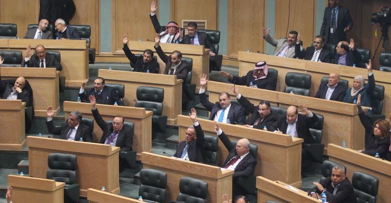 مذكرات طرح الثقة... هل أحرق النواب أوراق ضغطهم؟