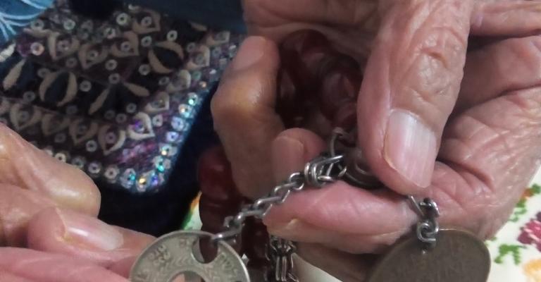 عملة فلسطينة بيد لاجئة مسنة بالوحدات عملة فلسطينة بيد لاجئة مسنة بالوحدات