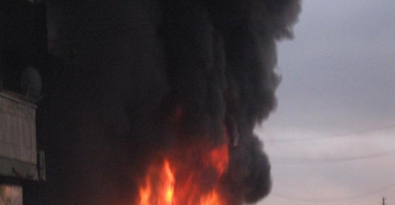 سحاب: إخماد حريق بمخزنين للأخشاب والبلاستك