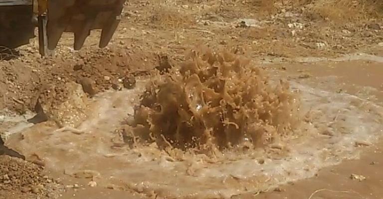 ضبط اعتداء على المياه يستنزف 5 الاف متر مكعب يومياً بالقسطل