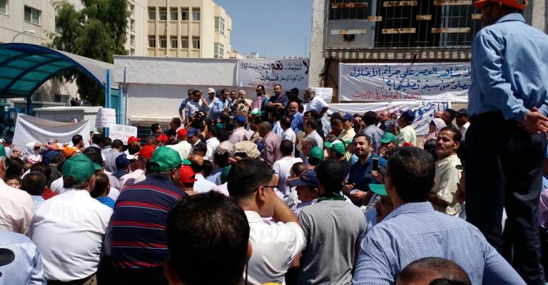 عاملون في "الأونروا" يلوحون بالتصعيد بحال تعليق التعليم في الوكالة