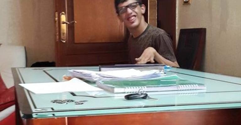 مصاب بشلل رباعي ويكتب بأنفه يجتاز التوجيهي بمعدل 70% مصاب بشلل رباعي ويكتب بأنفه يجتاز التوجيهي بمعدل 70%