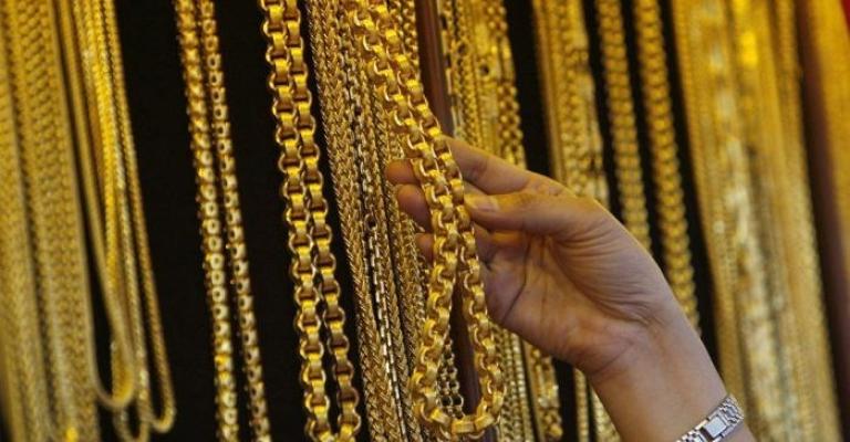 انخفاض اسعار الذهب، وتباين النسب في نخفيض المحروقات