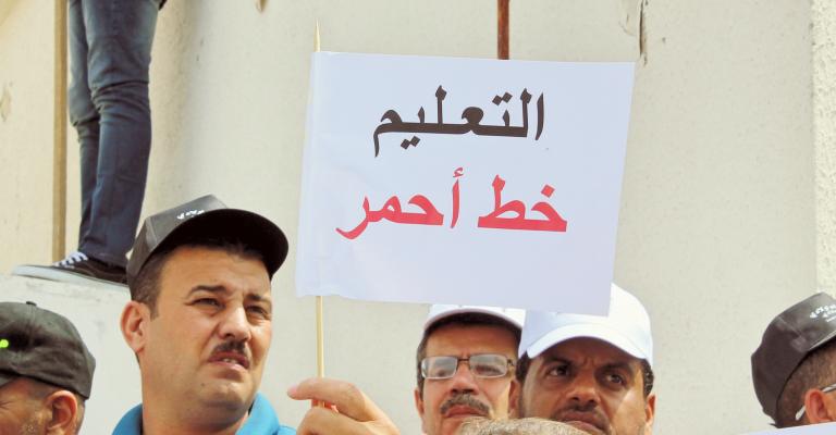 عاملو "اونروا" يعتصمون احتجاجا على خطط تأجيل العام الدراسي