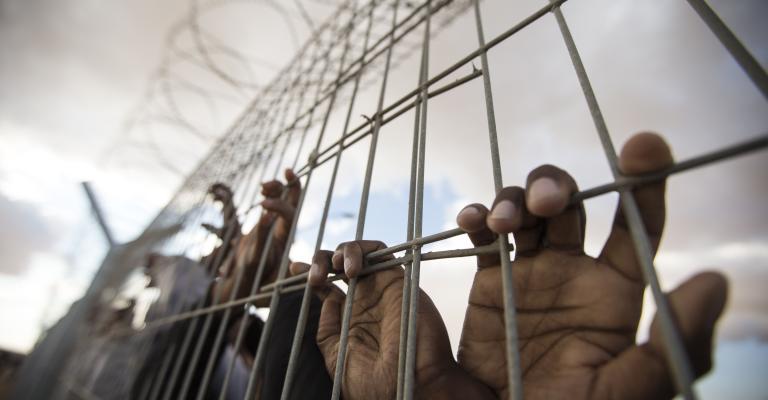 توتر بين الأسرى في سجون الاحتلال وإدارات السجون ووقفة احتجاجية في عمّان