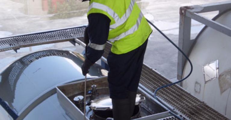 "الأمان بنظافة الخزان"... مبادرة تؤكد نقاء مياه "السلطة" "الأمان بنظافة الخزان"... مبادرة تؤكد نقاء مياه "السلطة"