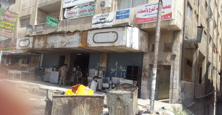 الحاويات تسد مدخل اكبر مجمع سكني بالزرقاء والبلدية تنفض يدها !