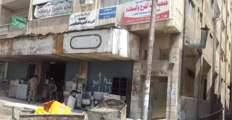 الحاويات تسد مدخل أكبر مجمع سكني بالزرقاء والبلدية تنفض يدها