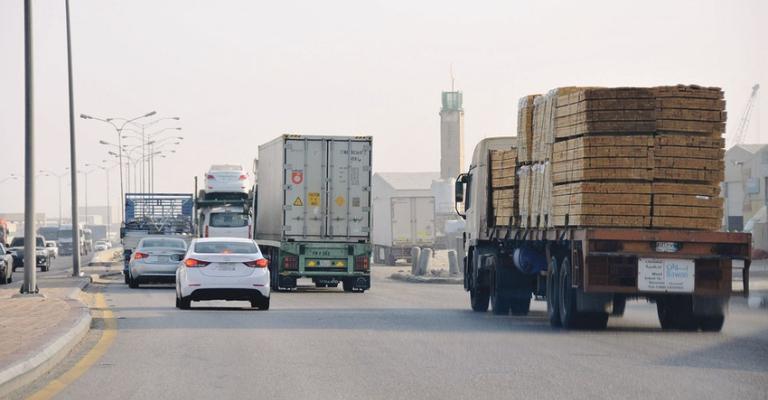 الأمانة تستكمل تخصيص مسارب للشاحنات الثقيلة الأمانة تستكمل تخصيص مسارب للشاحنات الثقيلة