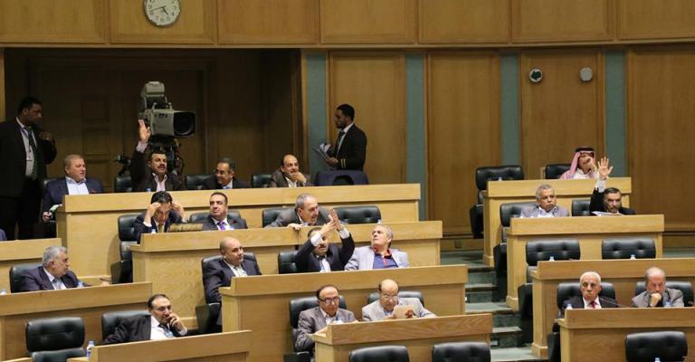 النواب يشرع باللامركزية..ويمنح المرأة كوتا 15%