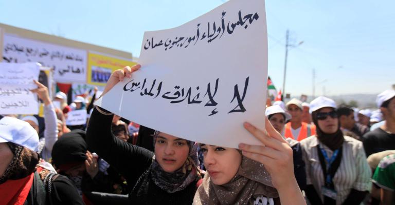 العاملون في الانروا يجددون احتجاجهم ضد تأجيل الدراسة