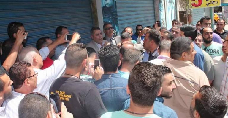 محتجون على "الاوتوبارك" يغلقون شارع "باب الواد" بالزرقاء محتجون على "الاوتوبارك" يغلقون شارع "باب الواد" بالزرقاء