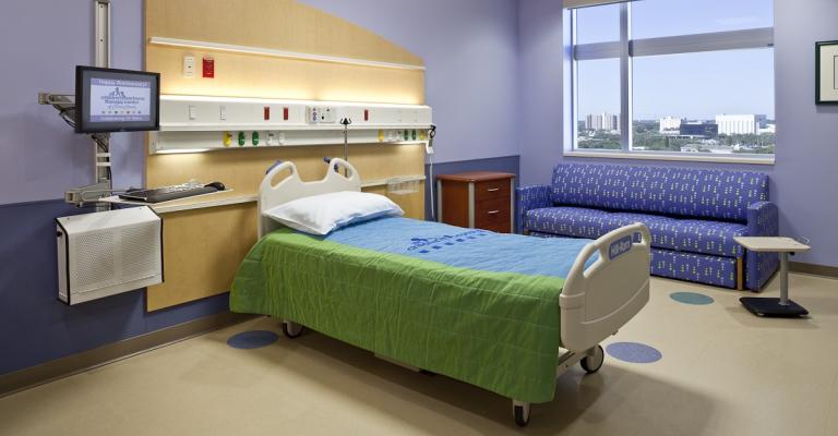 المستشفيات الخاصة تستقبل الدفعة الأولى من الجرحى اليمنيين المستشفيات الخاصة تستقبل الدفعة الأولى من الجرحى اليمنيين