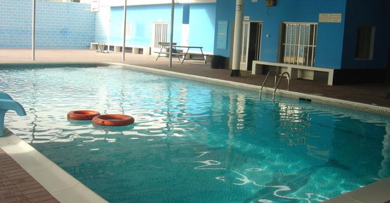 أحواض السباحة.. عندما تصبح "مكرهة" صحية