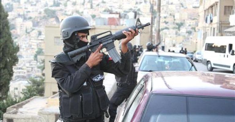 مداهمات تفضي للقبض على مطلوبين خطيرين مداهمات تفضي للقبض على مطلوبين خطيرين