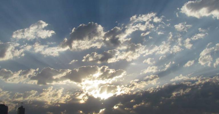 أجواء لطيفة وأمطار محتملة أجواء لطيفة وأمطار محتملة