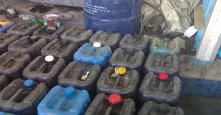 القبض على 27 متورط ببيع مشتقات بترولية مهربة القبض على 27 متورط ببيع مشتقات بترولية مهربة