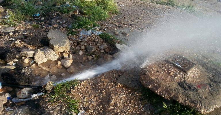 خلل على خط الزرقاء يؤخر توزيع المياه خلل على خط الزرقاء يؤخر توزيع المياه