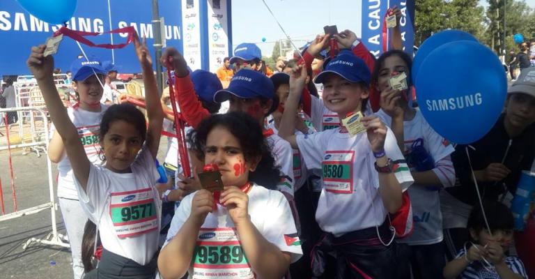 طالبات مدرسة ام كلثوم بالزرقاء يشاركن في ماراثون الاطفال بعمان