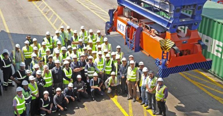 بعد تسريحهم.. عمّال في الميناء يرفضون العودة بأجور أقل بعد تسريحهم.. عمّال في الميناء يرفضون العودة بأجور أقل