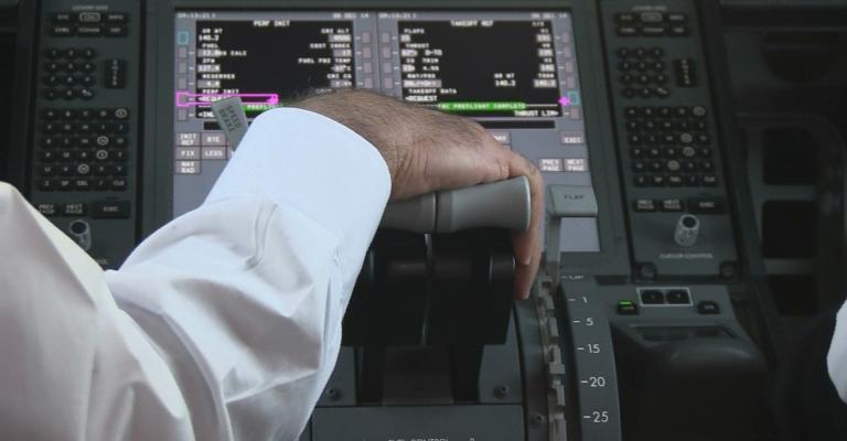 هبوط طائرة أميركية اضطراريا بعد وفاة الطيار هبوط طائرة أميركية اضطراريا بعد وفاة الطيار