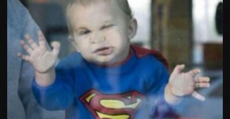 اطفال بالزرقاء يعرضون حياتهم والاخرين للخطر بمحاكاتهم للعنف المتلفز