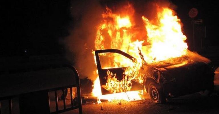 أب يحرق زوجته وطفليه داخل مركبة بعمّان