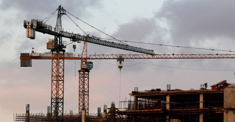 محافظ العاصمة يشكل لجنة لتقييم واقع الرافعات الانشائية