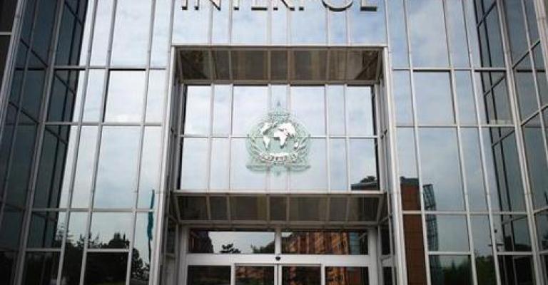 الإنتربول الأردني يتسلّم محتالاً من عُمان