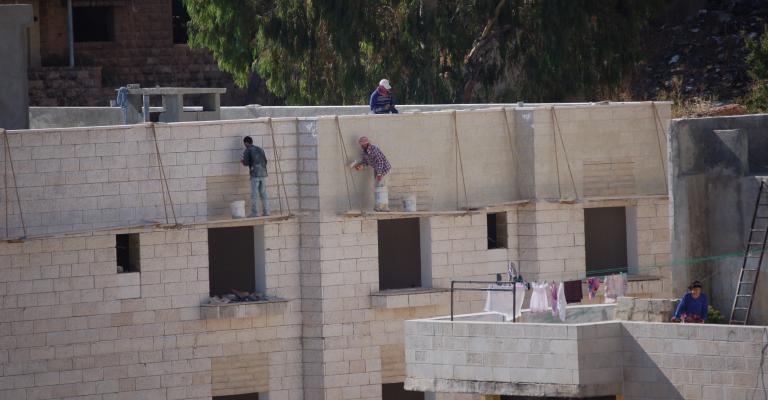 سقوط عاملين من"سقالة" بناء في عجلون