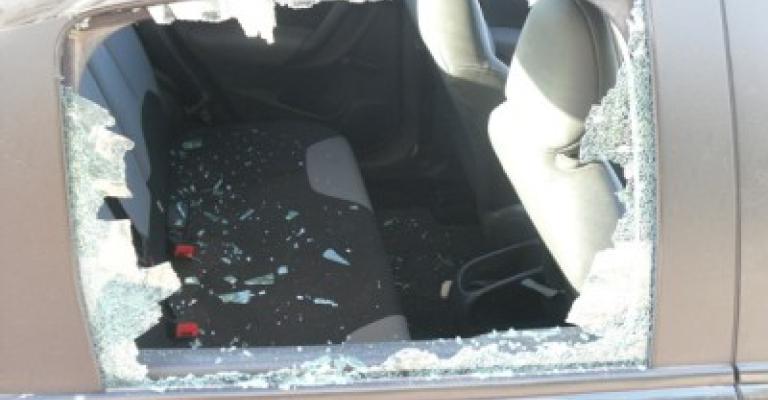 تكسير سيارة معلم بالكرك