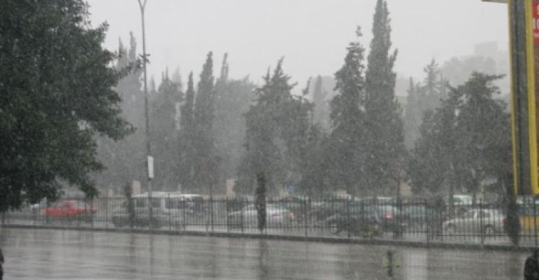 أجواء غائمة وكتلة هوائية باردة الإثنين