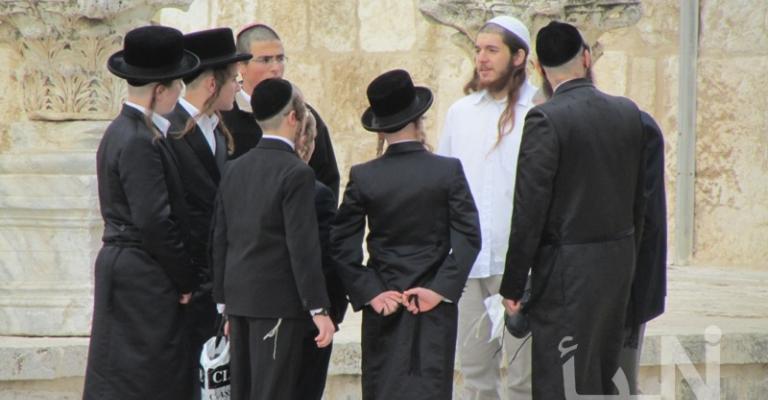 موظفو "الآثار الإسرائيليّة" يقتحمون الأقصى