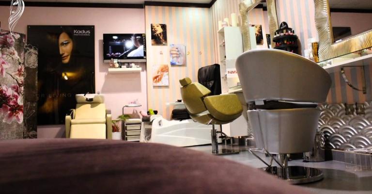 الكوافيرية الرجال يغزون عالم صالونات السيدات بالزرقاء الكوافيرية الرجال يغزون عالم صالونات السيدات بالزرقاء