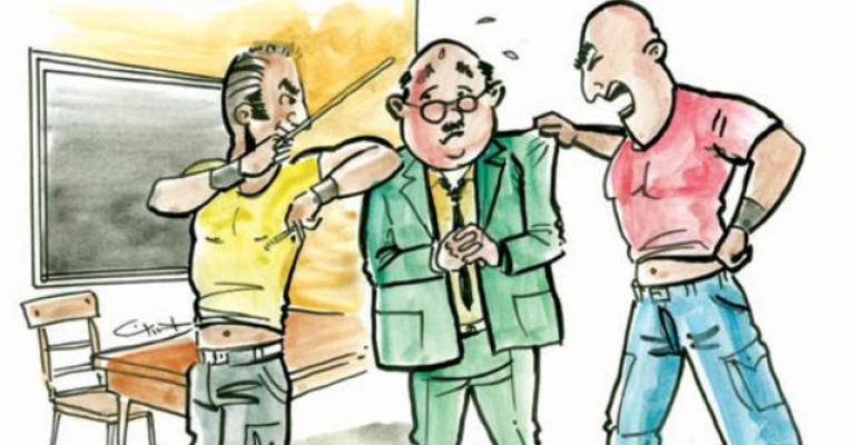 طالب وولي أمره يكسران ضلع معلم