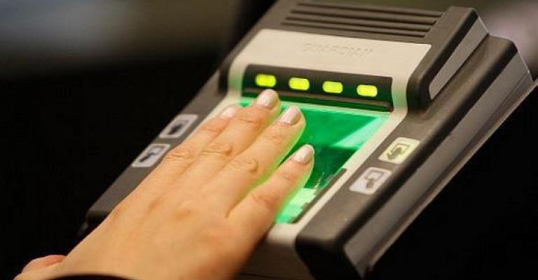 المفوضية الأوروبية تطالب إيطاليا بأخذ بصمات اللاجئين بالقوة