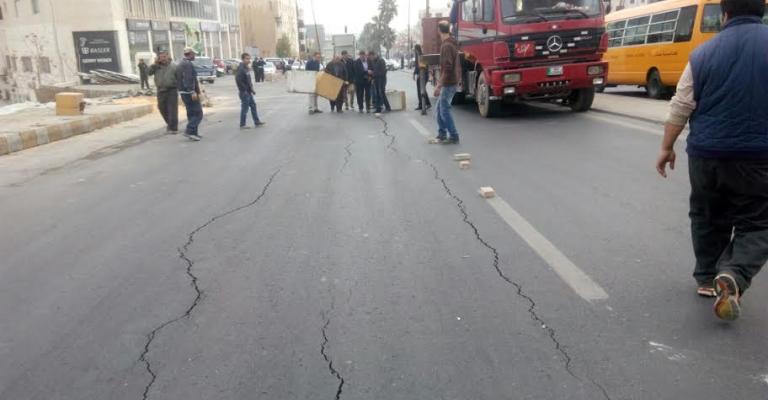 "المهندسين" و"الأمانة" تتبادلان الاتهام بتشققات شارع "عبدالله غوشة"